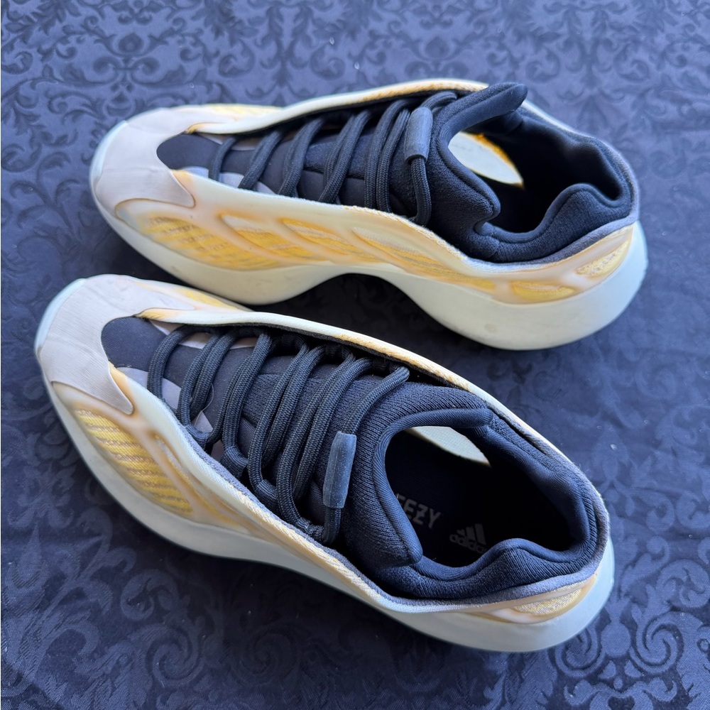 Kanye's adidas YEEZY 700 V3
"Mono Safflower" size 8